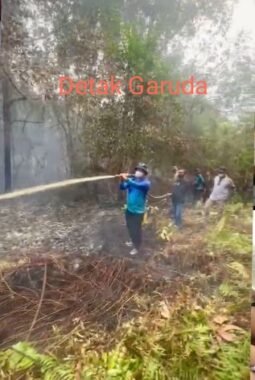 Camat Bantan Ikut Padamkan Api Dampak dari Kebakaran Hutan dan Lahan (Karhutla) di Kecamatan Bantan