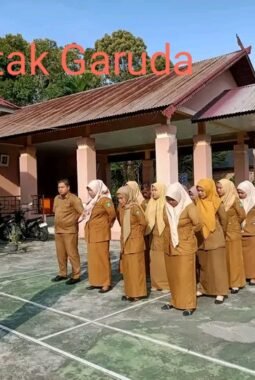 Pengarahan Senin Pagi Oleh Pj Kepala Desa Senderak