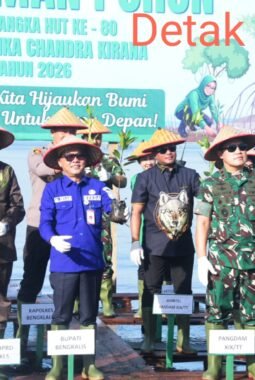 Sekda Bengkalis Dampingi Pangdam XIX/ Tuanku Tambusai, Lakukan Penanaman Mangrove di Desa Perapat Tunggal