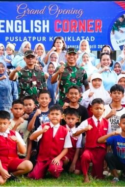 Danpuslatpur Resmikan Grand Opening English Corner di Puslatpur