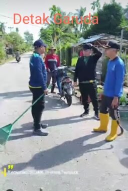 Dengan Rasa Kebersamaan Pemdes Pedekik Lanjutkan Program Bedah Bersih Desa Kelurahan Bersama Masyarakat