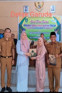 Serah Terima Jabatan Penjabat Desa Bantan Tengah, Tongkat Estafet Kepemimpinan Diserahkan kepada Oki Farhadinata