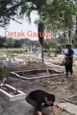 Santri Ponpes Nurul Hidayah Pasiran Gelar Bakti Sosial Bersih Makam Jelang Ramadhan