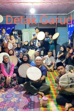 Main Kompang Bersama Warga, Mahasiswa Kukerta UNRI Ikut Melestarikan Budaya